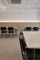 베이지 채널소파와 마블테이블 카페 인테리어